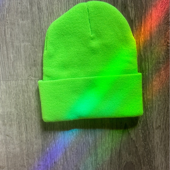 *Never Worn* Brand New Cheetah Cannabis Neon Green Beanie 💚 - Picture 2 of 2